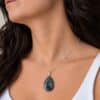 pendentif agate mousse porté avec chaîne argent