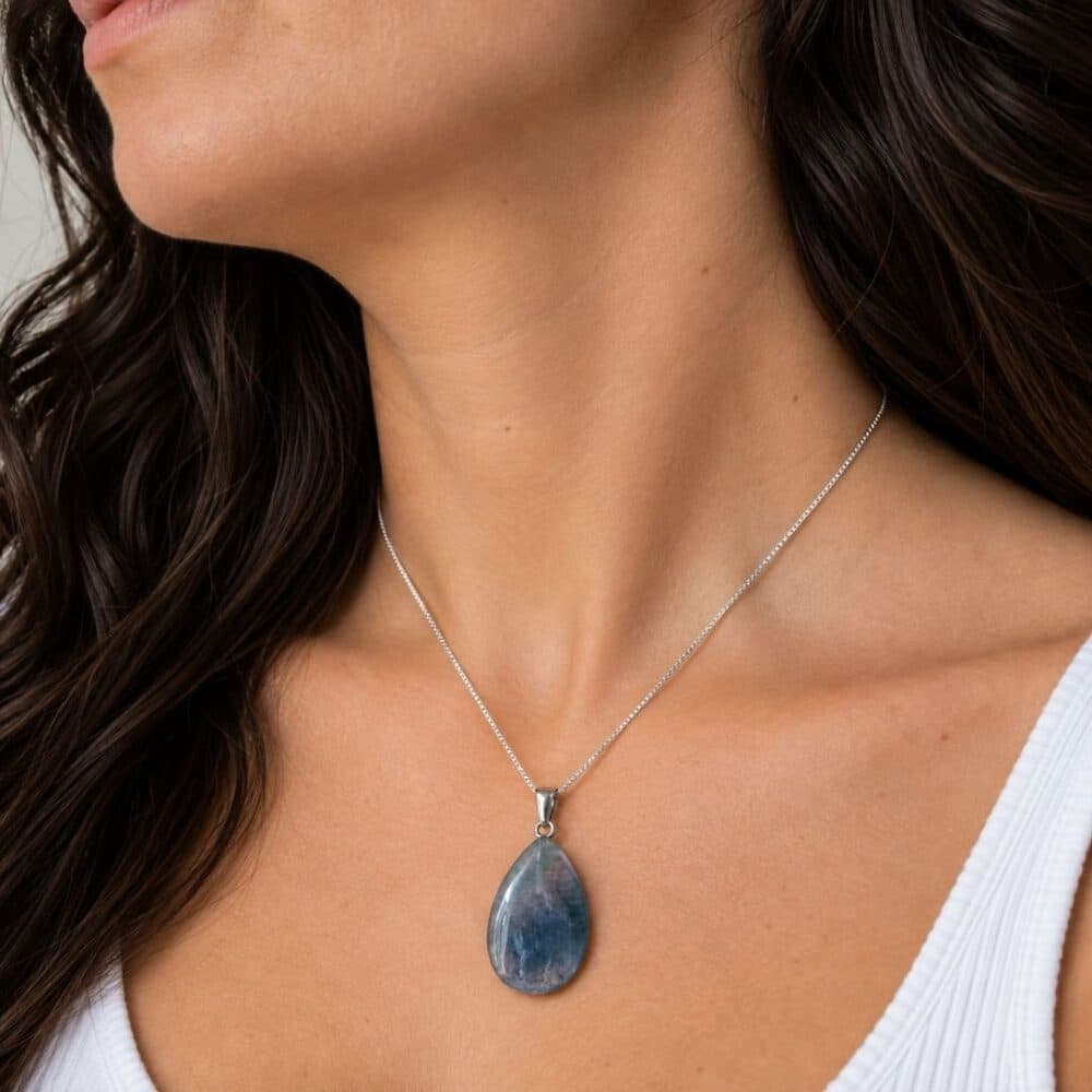 pendentif fluorite porté avec chaîne argent