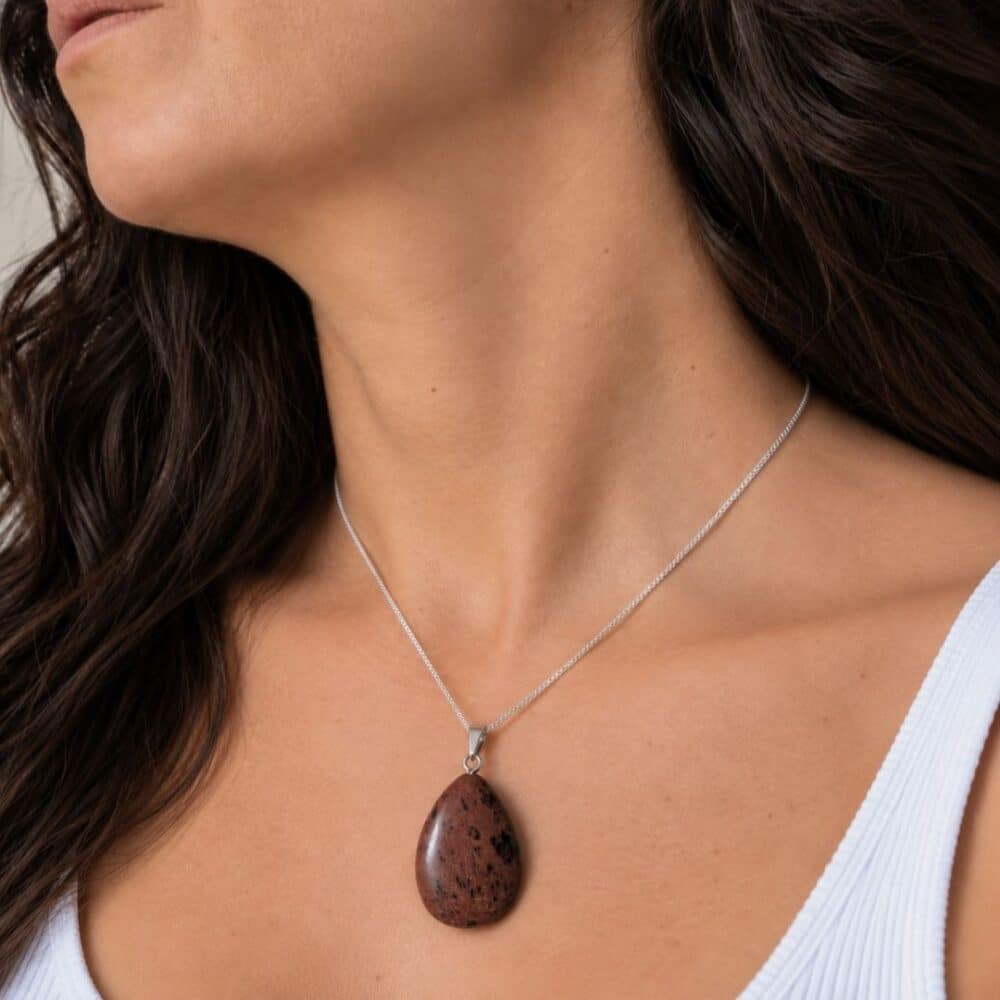 pendentif obsidienne acajou porté avec chaîne argent