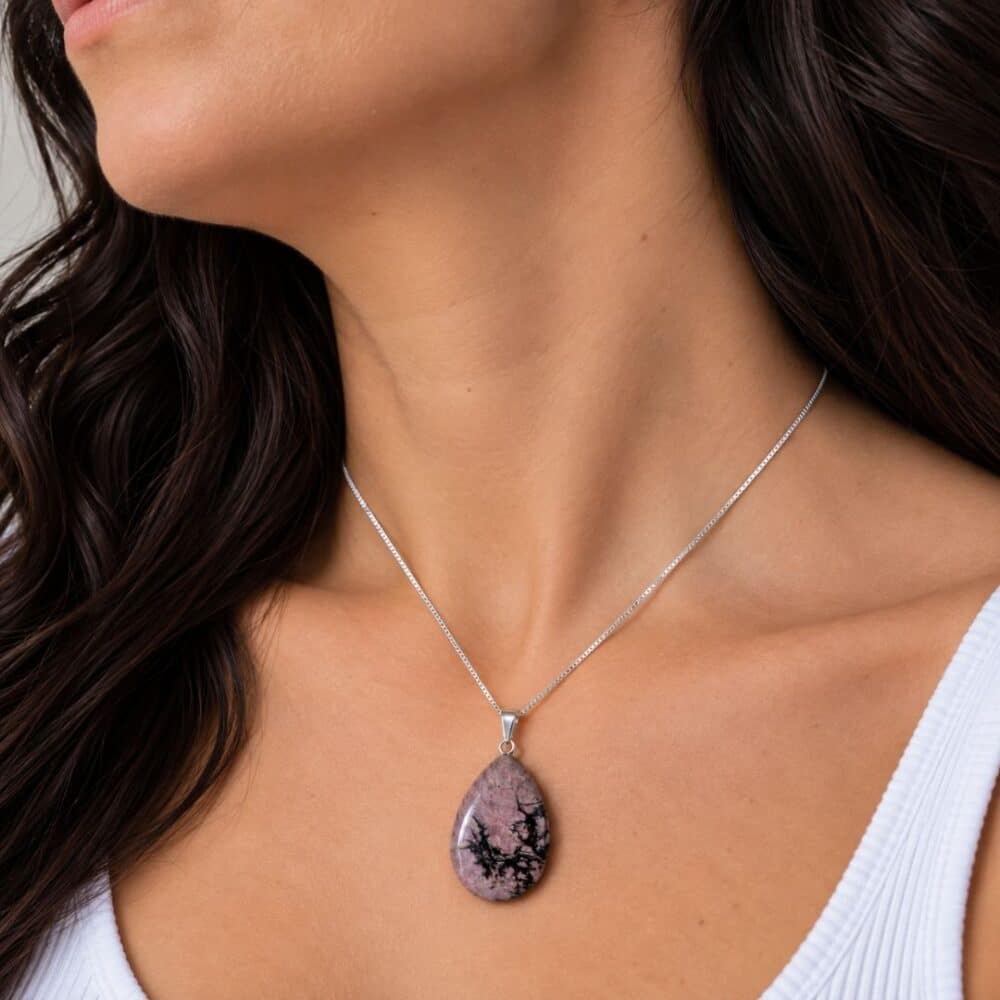 pendentif rhodonite porté avec chaîne argent