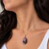 pendentif rhodonite porté avec chaîne argent