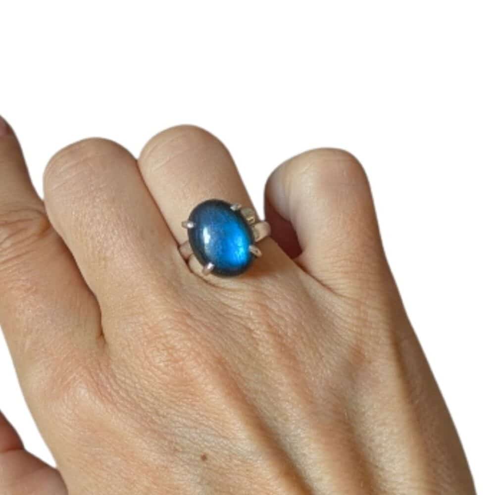 Bague labradorite argent 925 portée au doigt femme bijou lithothérapie réglable