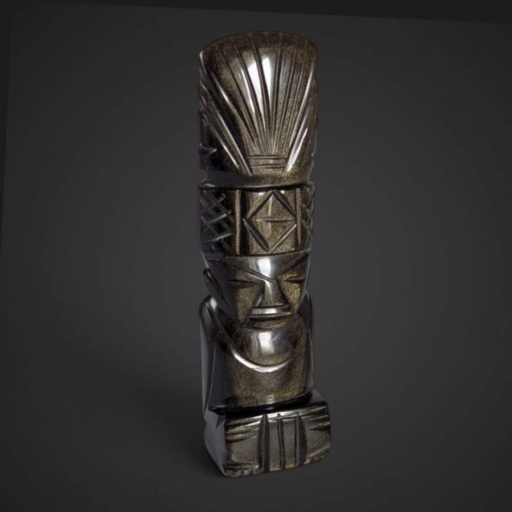 Statue Guerrier Totem Aztèque en obsidienne dorée naturelle, une sculpture artisanale unique aux reflets dorés, parfaite pour une décoration inspirée des civilisations aztèques.