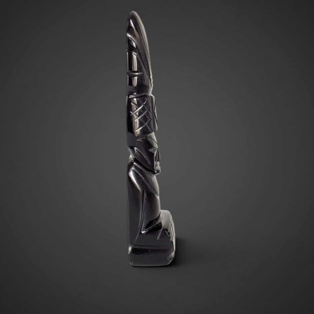 Vue de profil d'un Guerrier Totem Aztèque en obsidienne dorée naturelle, sculpture artisanale aux magnifiques reflets dorés.