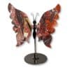 Papillon en agate mousse vu de biais, montrant le relief de ses ailes