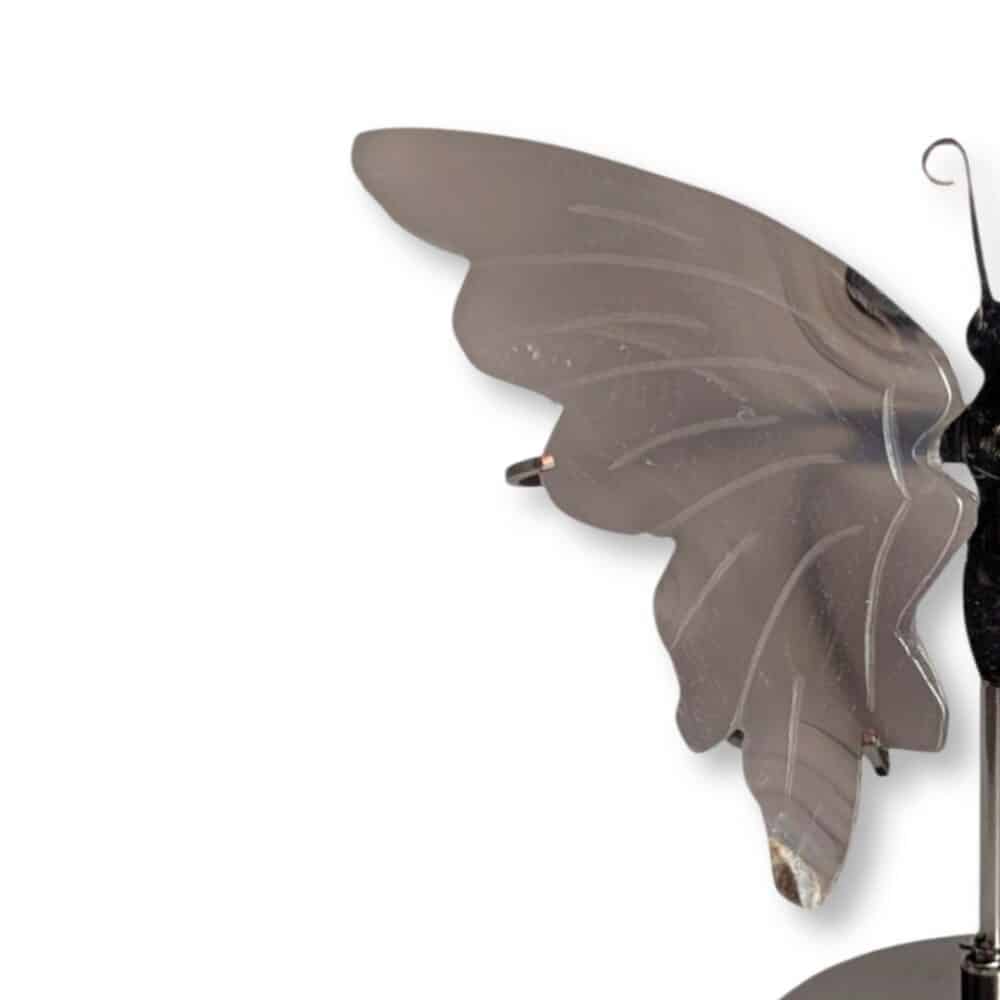 Gros plan sur l'aile gauche du papillon en agate grise et ses nuances minérales