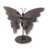 Vue de trois quarts du papillon en agate grise et de ses ailes sculptées