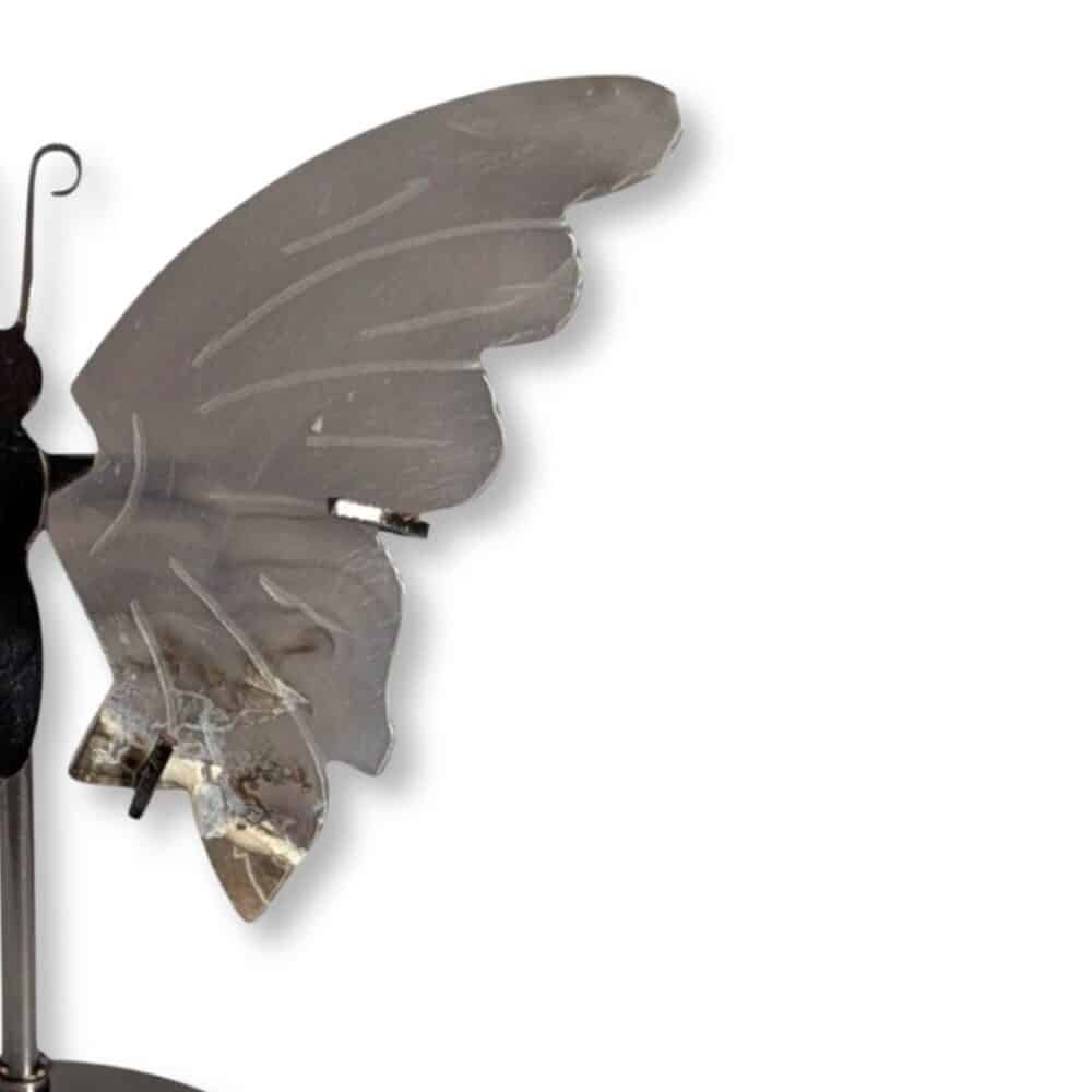 Détail des dessins naturels sur l'aile droite du papillon en agate grise