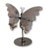 Vue de trois quarts du papillon en agate grise et de ses ailes sculptées