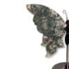 Papillon en agate mousse vu de biais, montrant le relief de ses ailes