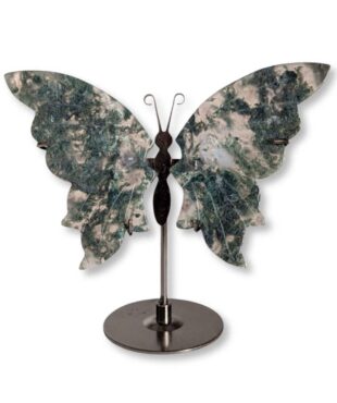 Papillon sculpté en agate mousse naturelle, pièce unique 01, vue de face – Garaulion