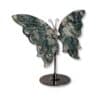 Papillon en agate mousse vu de biais, montrant le relief de ses ailes