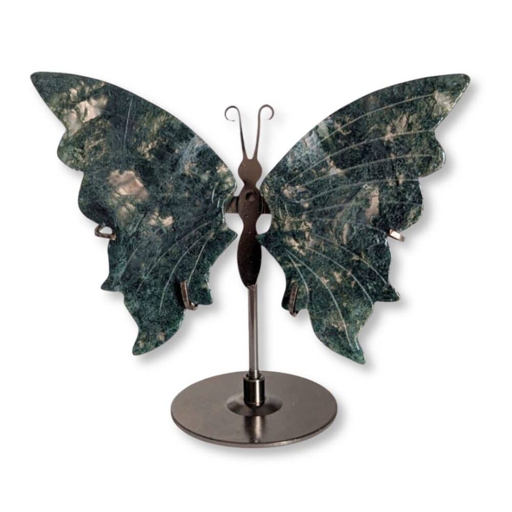 Papillon sculpté en agate mousse naturelle, pièce unique 02, vue de face – Garaulion