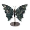 Papillon sculpté en agate mousse naturelle, pièce unique 02, vue de face – Garaulion