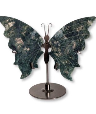 Papillon sculpté en agate mousse naturelle, pièce unique 02, vue de face – Garaulion