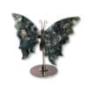 Papillon en agate mousse vu de biais, montrant le relief de ses ailes