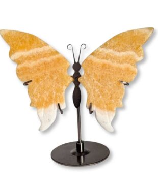 Papillon sculpté en calcite jaune naturelle, pièce unique 01, vue de face – Garaulion