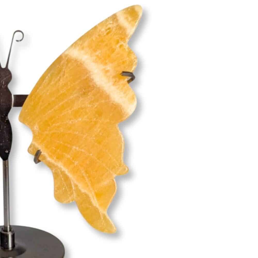 Papillon sculpté en calcite jaune naturelle, pièce unique 02, vue de face – Garaulion