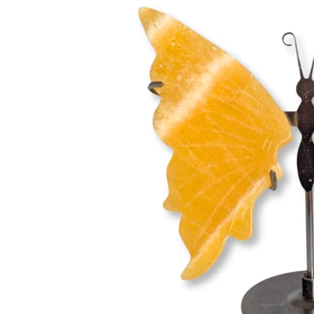Papillon sculpté en calcite jaune naturelle, pièce unique 02, vue de face – Garaulion
