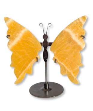 Papillon sculpté en calcite jaune naturelle, pièce unique 02, vue de face – Garaulion