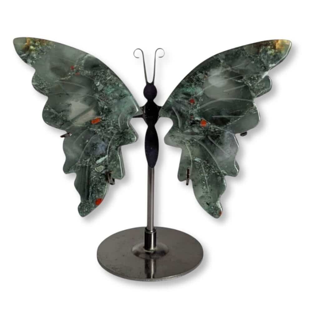 Papillon sculpté en jaspe héliotrope naturel, pièce unique 01, vue de face – Garaulion