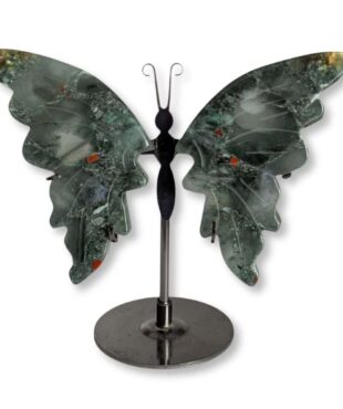 Papillon sculpté en jaspe héliotrope naturel, pièce unique 01, vue de face – Garaulion