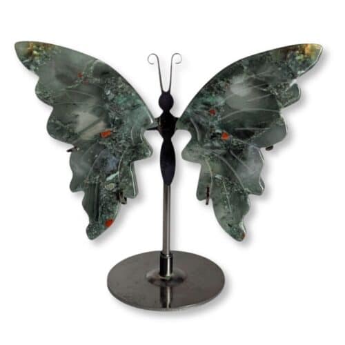 Papillon sculpté en jaspe héliotrope naturel, pièce unique 01, vue de face – Garaulion