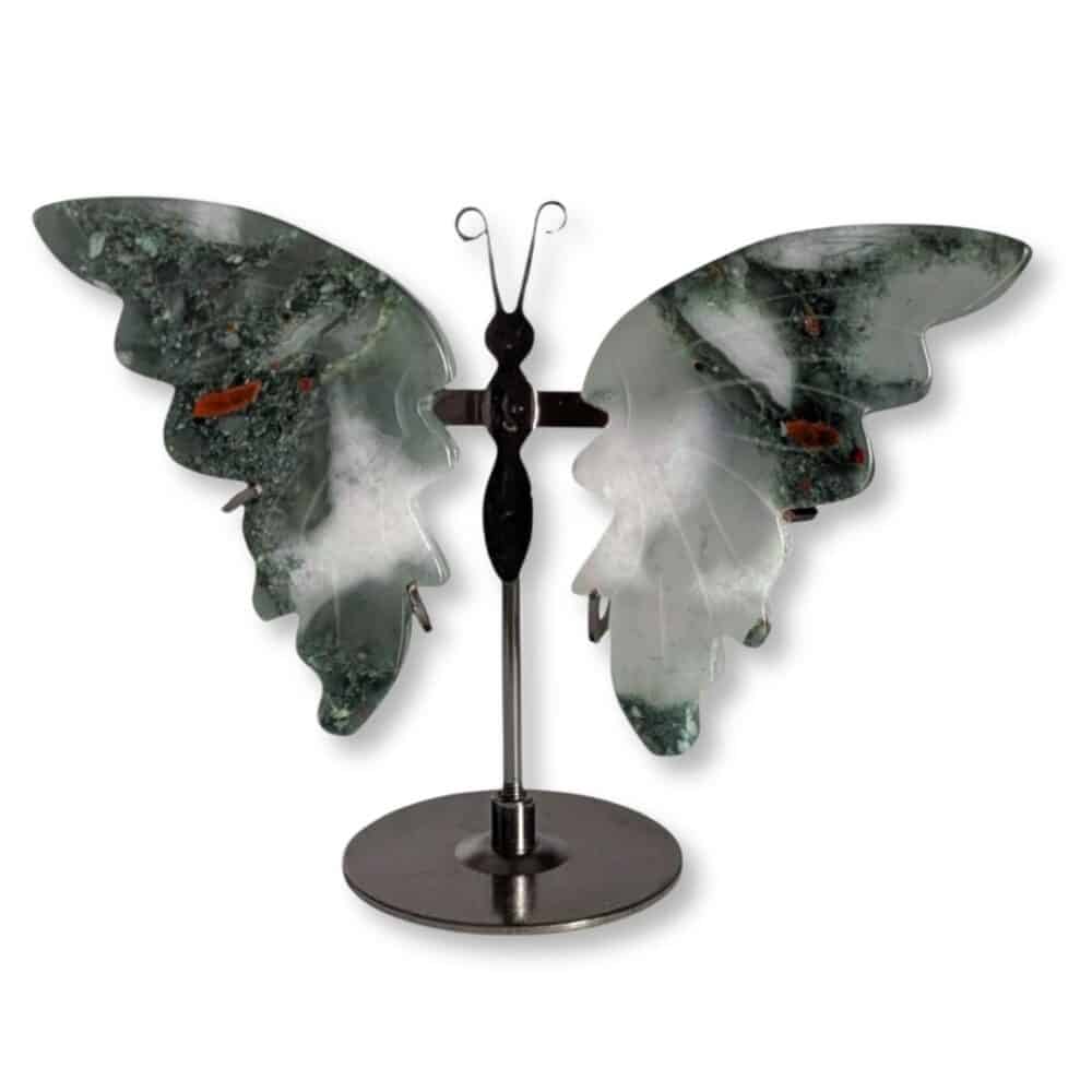 Papillon sculpté en jaspe héliotrope naturel, pièce unique 02, vue de face – Garaulion