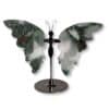 Papillon sculpté en jaspe héliotrope naturel, pièce unique 02, vue de face – Garaulion