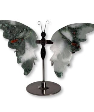 Papillon sculpté en jaspe héliotrope naturel, pièce unique 02, vue de face – Garaulion