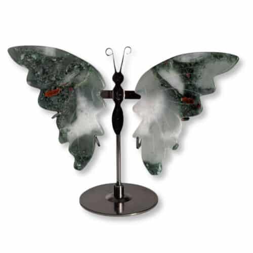 Papillon sculpté en jaspe héliotrope naturel, pièce unique 02, vue de face – Garaulion