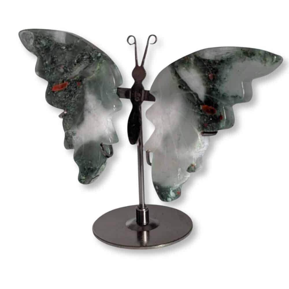 Papillon sculpté en jaspe héliotrope naturel, pièce unique 02, vue de face – Garaulion
