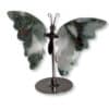 Papillon sculpté en jaspe héliotrope naturel, pièce unique 02, vue de face – Garaulion