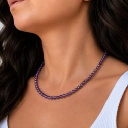 Acheter un collier en améthyste, c'est choisir un bijou en pierre naturelle élégant qui apporte une touche authentique à votre style. Le améthyste est traditionnellement apprécié en lithothérapie pour favoriser le calme, la relaxation, le sommeil et la sérénité, faisant de ce collier une belle idée cadeau ou un plaisir à s'offrir.