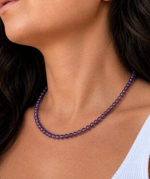 Acheter un collier en améthyste, c'est choisir un bijou en pierre naturelle élégant qui apporte une touche authentique à votre style. Le améthyste est traditionnellement apprécié en lithothérapie pour favoriser le calme, la relaxation, le sommeil et la sérénité, faisant de ce collier une belle idée cadeau ou un plaisir à s'offrir.