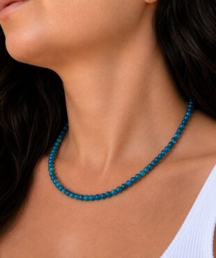 Acheter un collier en apatite, c'est choisir un bijou en pierre naturelle élégant qui apporte une touche authentique à votre style. Le apatite est traditionnellement apprécié en lithothérapie pour favoriser la motivation, l'inspiration, la communication et la confiance, faisant de ce collier une belle idée cadeau ou un plaisir à s'offrir.