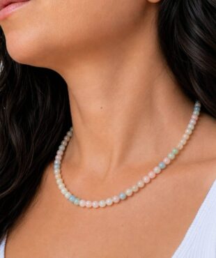 Acheter un collier en béryl, c'est choisir un bijou en pierre naturelle élégant qui apporte une touche authentique à votre style. Le béryl est traditionnellement apprécié en lithothérapie pour favoriser la clarté d'esprit, la confiance et l'équilibre émotionnel, faisant de ce collier une belle idée cadeau ou un plaisir à s'offrir.