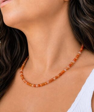 Acheter un collier en cornaline, c'est choisir un bijou en pierre naturelle élégant qui apporte une touche authentique à votre style. Le cornaline est traditionnellement apprécié en lithothérapie pour stimuler la motivation, la vitalité, le courage et la créativité, faisant de ce collier une belle idée cadeau ou un plaisir à s'offrir.