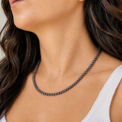 Acheter un collier en hématite, c'est choisir un bijou en pierre naturelle élégant qui apporte une touche authentique à votre style. Le hématite est traditionnellement apprécié en lithothérapie pour favoriser l'ancrage, la force mentale, la confiance et la stabilité, faisant de ce collier une belle idée cadeau ou un plaisir à s'offrir.
