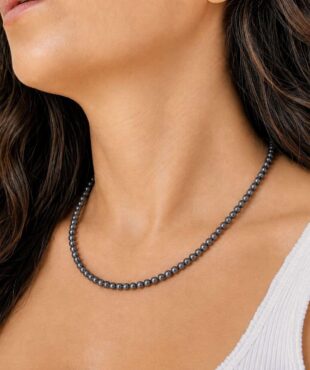 Acheter un collier en hématite, c'est choisir un bijou en pierre naturelle élégant qui apporte une touche authentique à votre style. Le hématite est traditionnellement apprécié en lithothérapie pour favoriser l'ancrage, la force mentale, la confiance et la stabilité, faisant de ce collier une belle idée cadeau ou un plaisir à s'offrir.