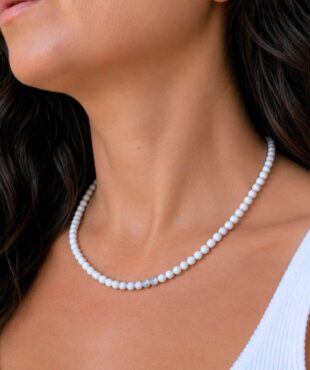 Acheter un collier en howlite, c'est choisir un bijou en pierre naturelle élégant qui apporte une touche authentique à votre style. Le howlite est traditionnellement apprécié en lithothérapie pour favoriser le calme, la patience, la détente et la gestion du stress, faisant de ce collier une belle idée cadeau ou un plaisir à s'offrir.