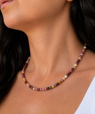 Achetez un collier en hématite équipé d'un fermoir à vis robuste, discret et facile à utiliser. Un bijou conçu pour être porté sereinement chaque jour tout en profitant des vertus traditionnellement associées au hématite, réputé pour favoriser l'ancrage, la force mentale, la confiance et la stabilité.