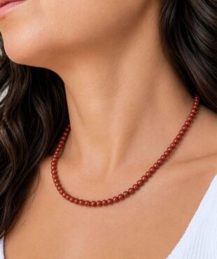 Acheter un collier en jaspe rouge, c'est choisir un bijou en pierre naturelle élégant qui apporte une touche authentique à votre style. Le jaspe rouge est traditionnellement apprécié en lithothérapie pour favoriser l'énergie, la détermination, le courage et la vitalité, faisant de ce collier une belle idée cadeau ou un plaisir à s'offrir.