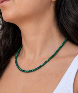 Acheter un collier en malachite, c'est choisir un bijou en pierre naturelle élégant qui apporte une touche authentique à votre style. Le malachite est traditionnellement apprécié en lithothérapie pour favoriser la protection, la transformation et le renouveau, faisant de ce collier une belle idée cadeau ou un plaisir à s'offrir.
