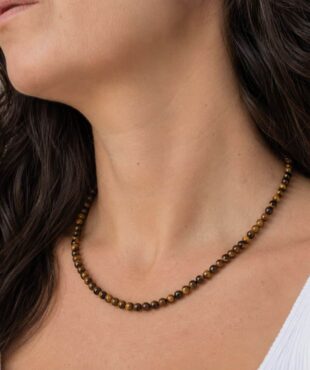 Acheter un collier en œil de tigre, c'est choisir un bijou en pierre naturelle élégant qui apporte une touche authentique à votre style. Le œil de tigre est traditionnellement apprécié en lithothérapie pour favoriser la protection, le courage, la confiance en soi et la force intérieure, faisant de ce collier une belle idée cadeau ou un plaisir à s'offrir.