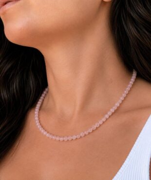 Acheter un collier en quartz rose, c'est choisir un bijou en pierre naturelle élégant qui apporte une touche authentique à votre style. Le quartz rose est traditionnellement apprécié en lithothérapie pour favoriser l'amour, la tendresse, l'apaisement émotionnel et l'harmonie des relations, faisant de ce collier une belle idée cadeau ou un plaisir à s'offrir.