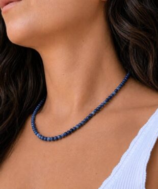 Acheter un collier en sodalite, c'est choisir un bijou en pierre naturelle élégant qui apporte une touche authentique à votre style. Le sodalite est traditionnellement apprécié en lithothérapie pour favoriser la communication, la confiance en soi, la logique et la sérénité, faisant de ce collier une belle idée cadeau ou un plaisir à s'offrir.