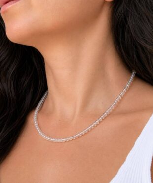 Acheter un collier en cristal de roche, c'est choisir un bijou en pierre naturelle élégant et intemporel qui sublime votre style au quotidien. Le cristal de roche est traditionnellement apprécié en lithothérapie pour favoriser la clarté d'esprit, l'harmonie, la purification et l'amplification des énergies.