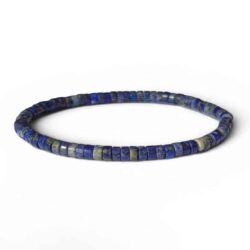 Bracelet Heishi en lapis-lazuli naturel de qualité sur fond blanc, parfait pour développer la clarté d'esprit, la sagesse et renforcer la confiance en soi.