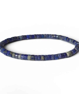 Bracelet Heishi en lapis-lazuli naturel de qualité sur fond blanc, parfait pour développer la clarté d'esprit, la sagesse et renforcer la confiance en soi.